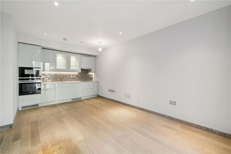  bedroom flat, Chivers Passage, London SW18 - Available