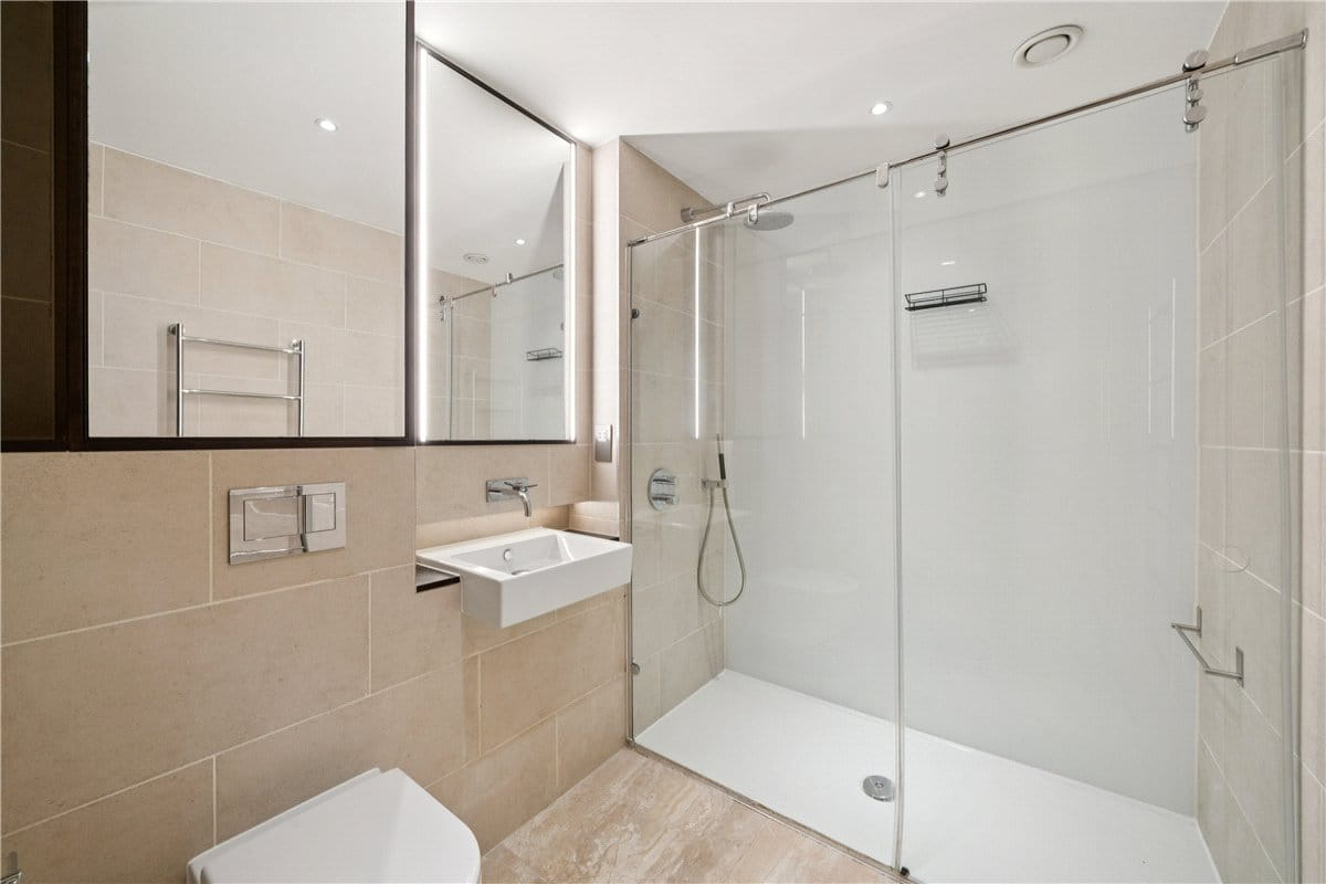  bedroom flat, Chivers Passage, London SW18 - Available
