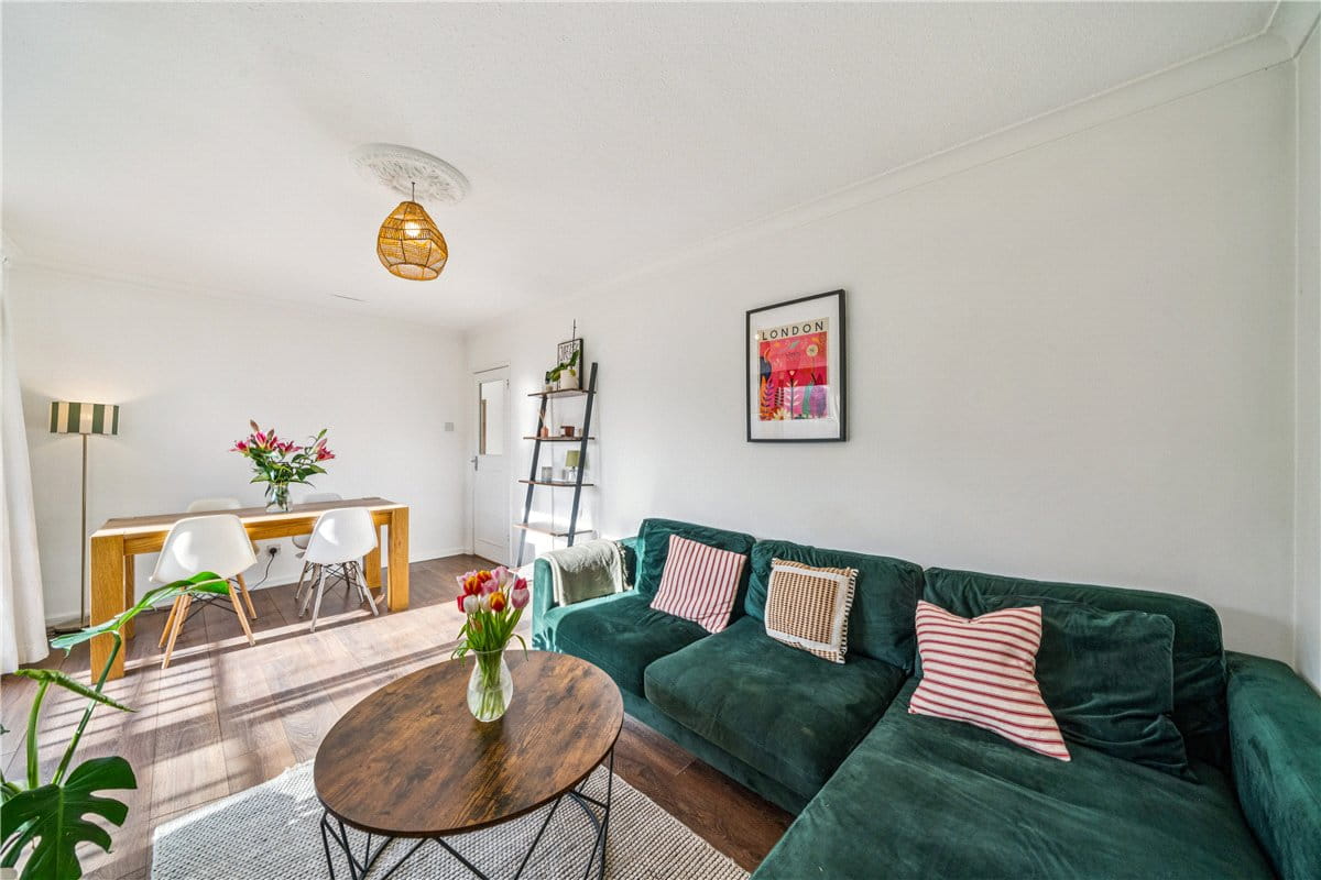 2 bedroom flat, Mayford Close, London SW12 - Available
