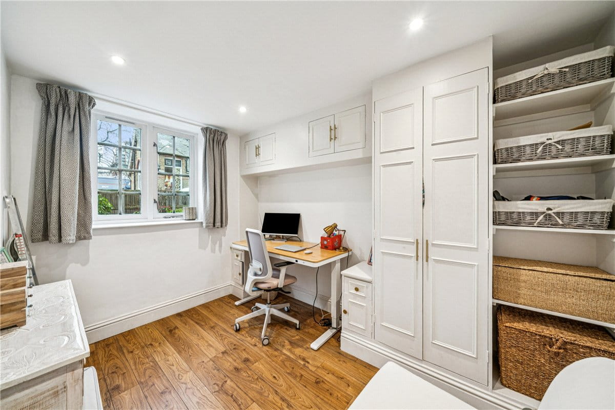 2 bedroom flat, Frogmore, London SW18 - Available