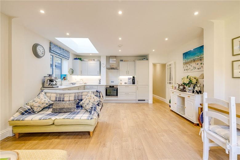 2 bedroom maisonette, Birdhurst Road, London SW18 - Available