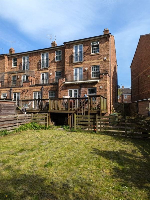 3 bedroom house, Waterside Gardens, York YO31