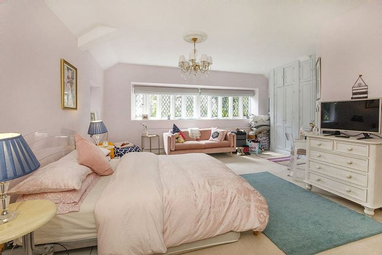 6 bedroom house, Royds Hall, Royds Hall Lane BD12 - Available