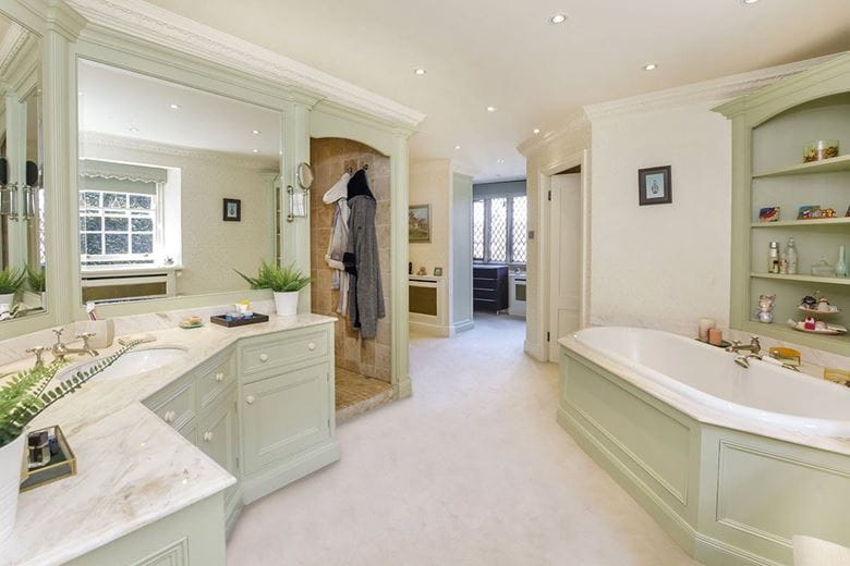 6 bedroom house, Royds Hall, Royds Hall Lane BD12 - Available