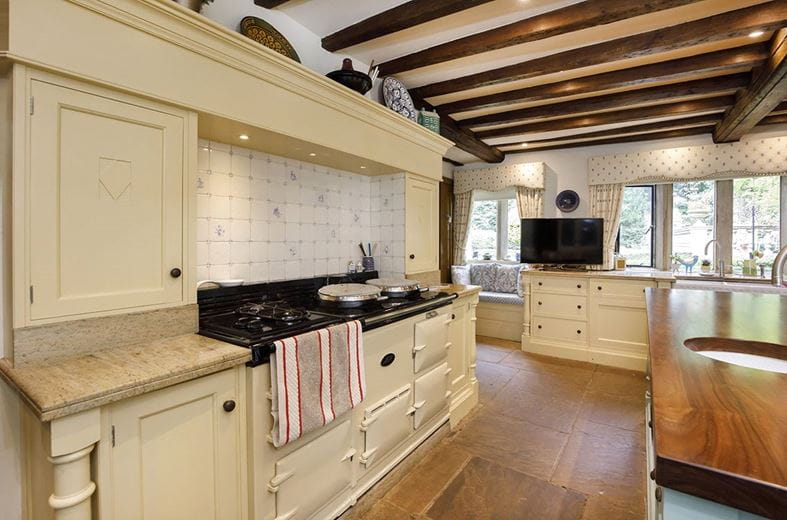 6 bedroom house, Royds Hall, Royds Hall Lane BD12 - Available