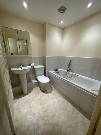 2 bedroom flat, Blackthorn Drive, Huddersfield HD3