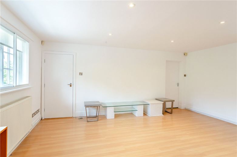 2 bedroom flat, Wentworth Court, Beech Grove HG2 - Let Agreed