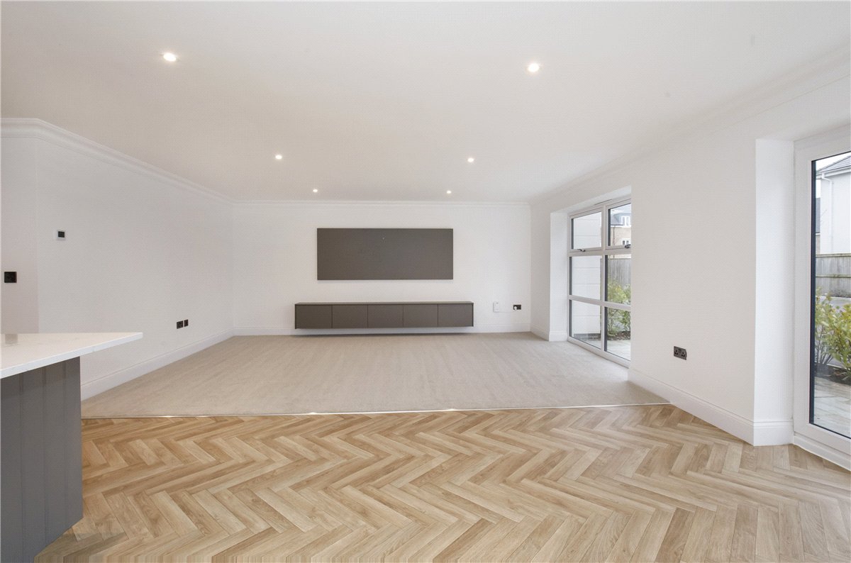 2 bedroom flat, Wayside Crescent, Harrogate HG2 - Available