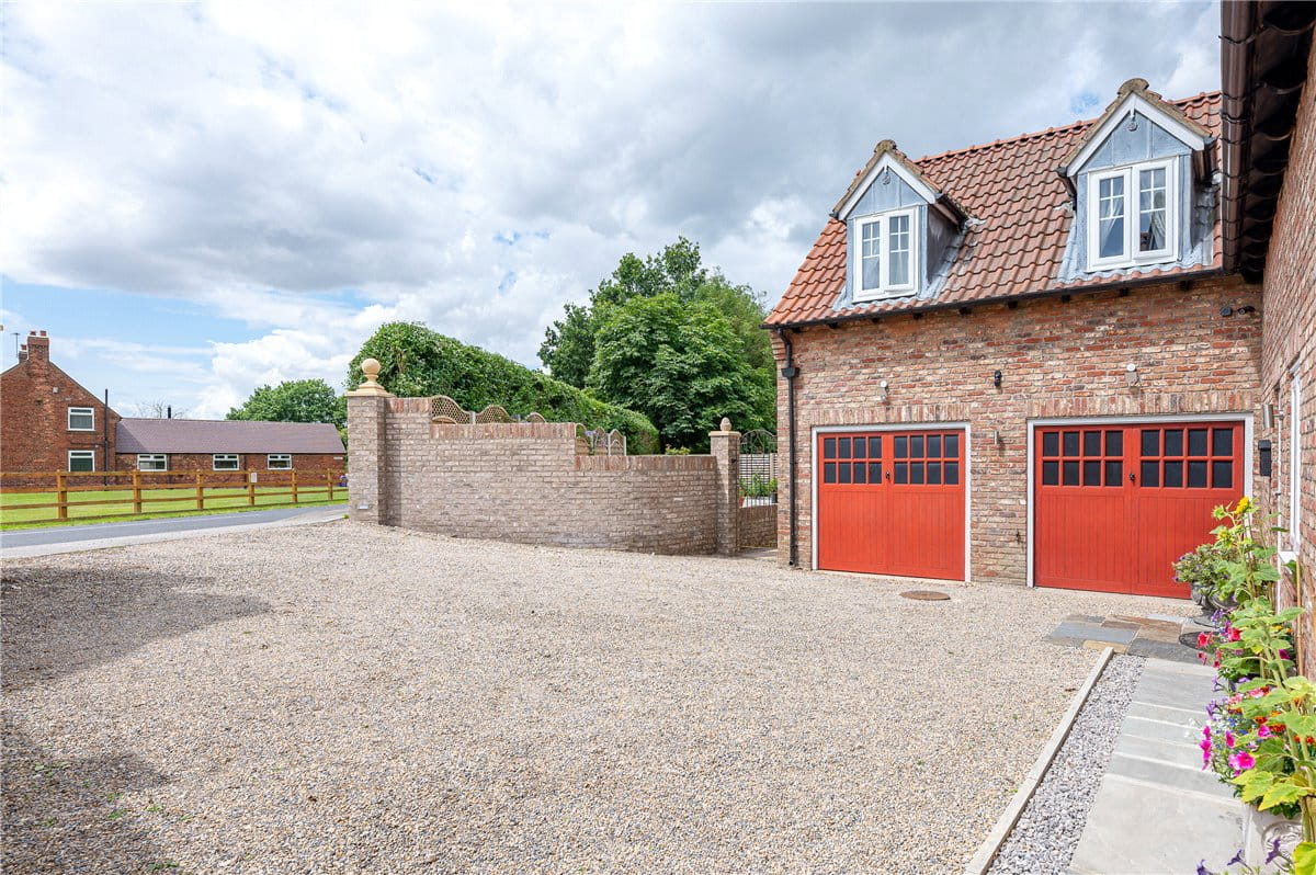 6 bedroom house, Selby Road, Riccall YO19 - Available