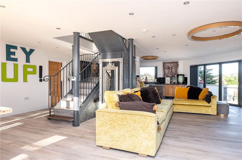 5 bedroom house, East Lea View, Cayton YO11 - Available