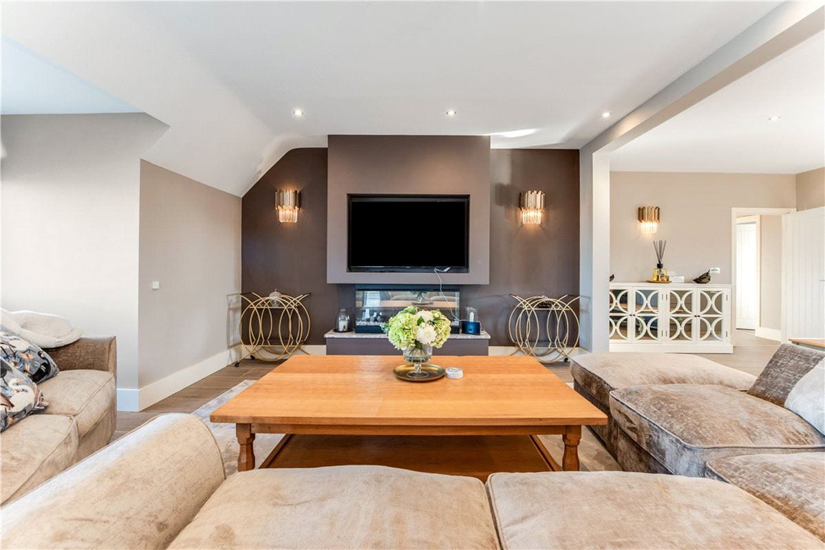 3 bedroom flat, Farne House, 12 Crewe Street NE68 - Available