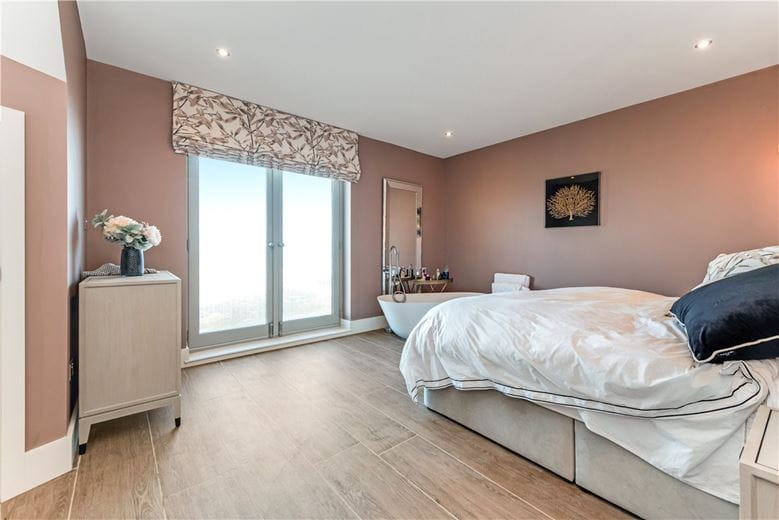 3 bedroom flat, Farne House, 12 Crewe Street NE68 - Available