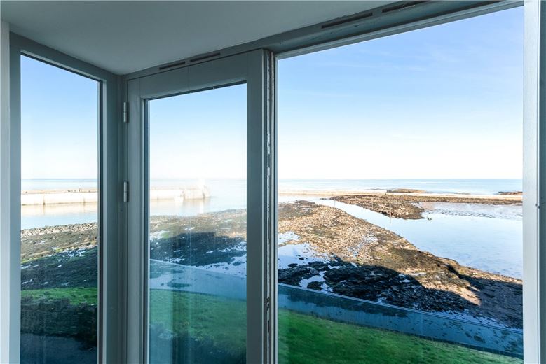 3 bedroom flat, Farne House, 12 Crewe Street NE68 - Available