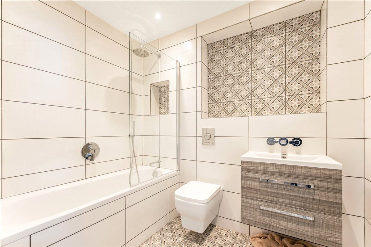 2 bedroom flat, Farne House, 12 Crewe Street NE68 - Available