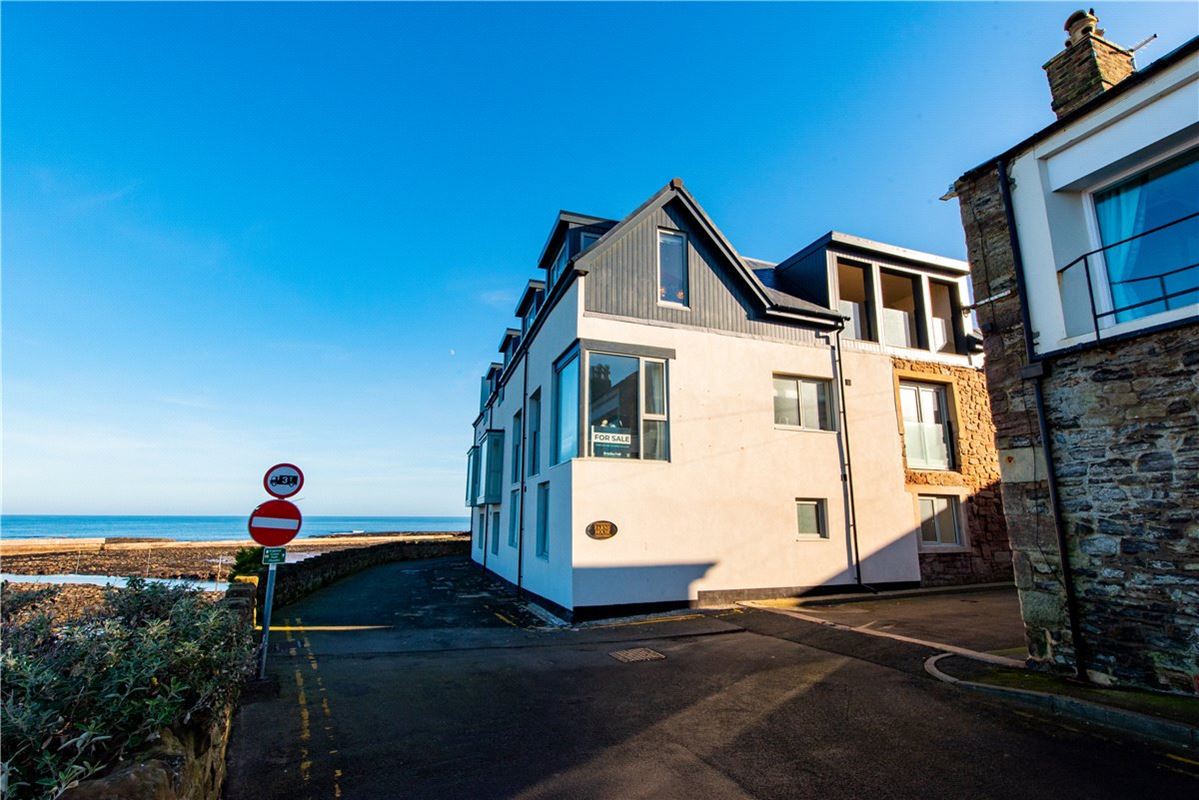 2 bedroom flat, Farne House, 12 Crewe Street NE68 - Available