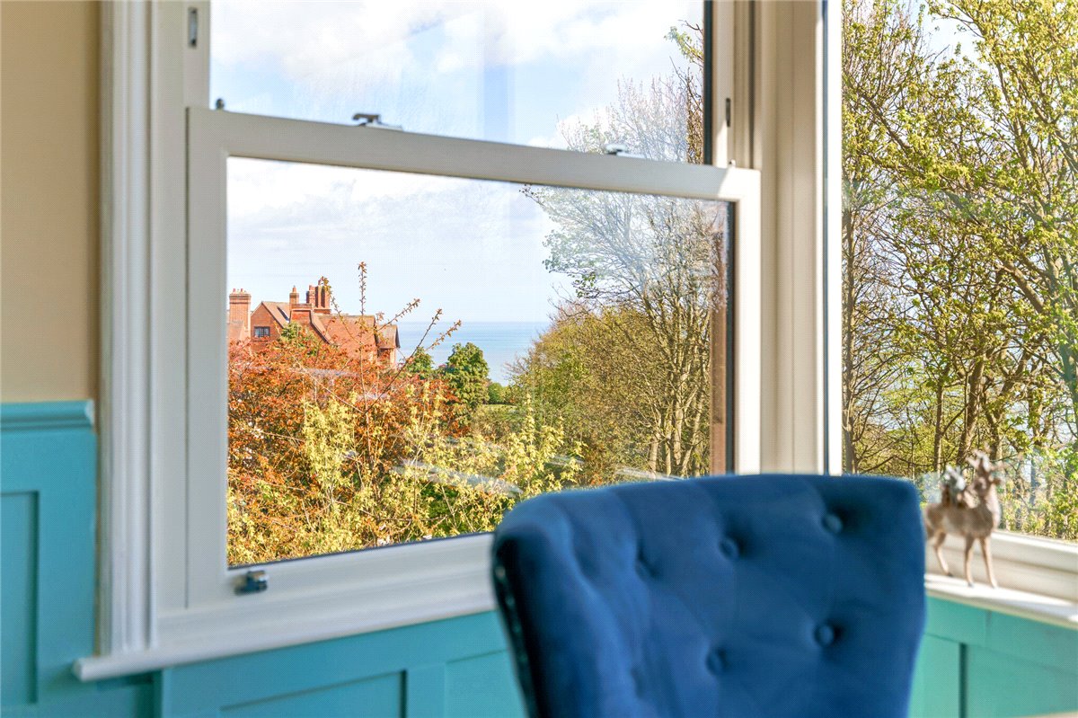 2 bedroom flat, Holbeck Hill, Scarborough YO11 - Available