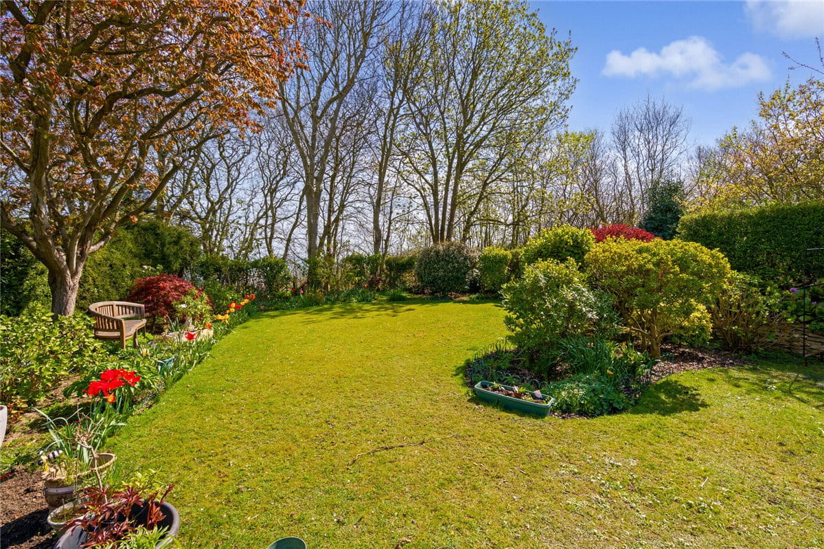 2 bedroom flat, Holbeck Hill, Scarborough YO11 - Available