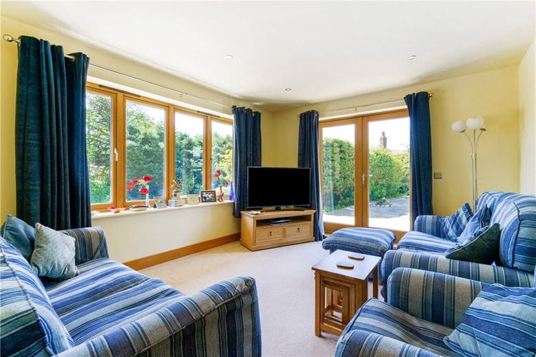 6 bedroom house, York House, Carleton Road WF8 - Available