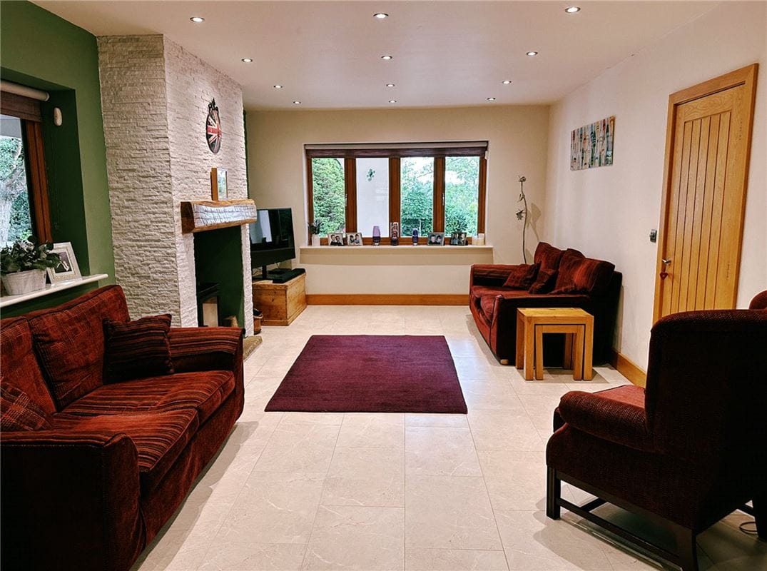 6 bedroom house, York House, Carleton Road WF8 - Available